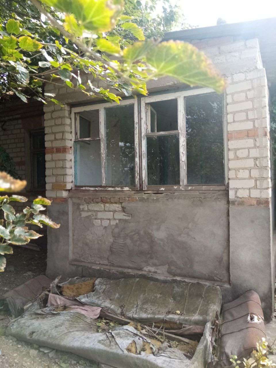 1/4 доля в праве на жилое помещение, площадь: 60,7 кв.м., адрес (местонахождение): Ставропольский край, Левокумский район, село Левокумское, улица Борцов Революции, дом №63, квартира 1, кадастровый номер: 26:14:010204:1452 В имуществе имеются доли, принадлежащие несовершеннолетним сособственникам.