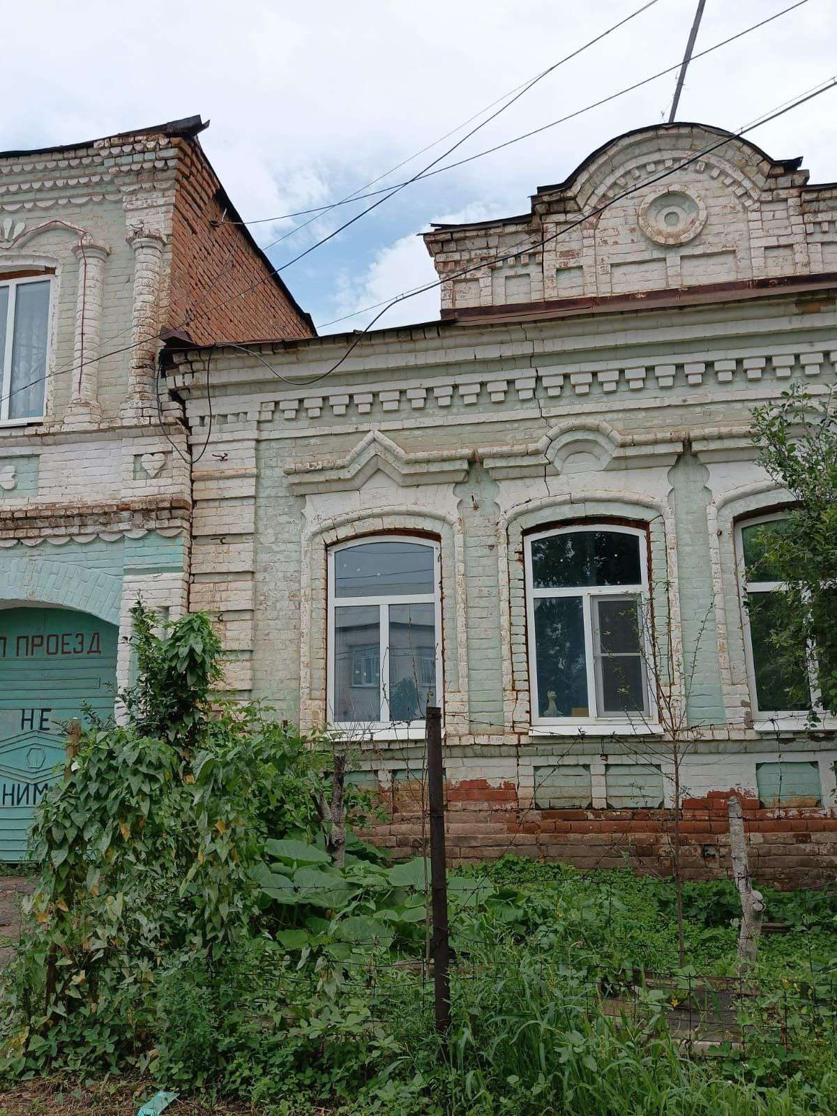 Земельный участок, общей площадью 437 кв.м., кадастровый (условный) номер: 56:45:0101057:230, Жилой дом, площадью 58,3 м2, кадастровый (условный) номер: 56:45:0101057:188, расположенные по адресу: Оренбургская обл., г. Сорочинск, ул. Ленина, двлд. 16. Объект может быть приобретен с использованием заемных средств ПАО Сбербанк