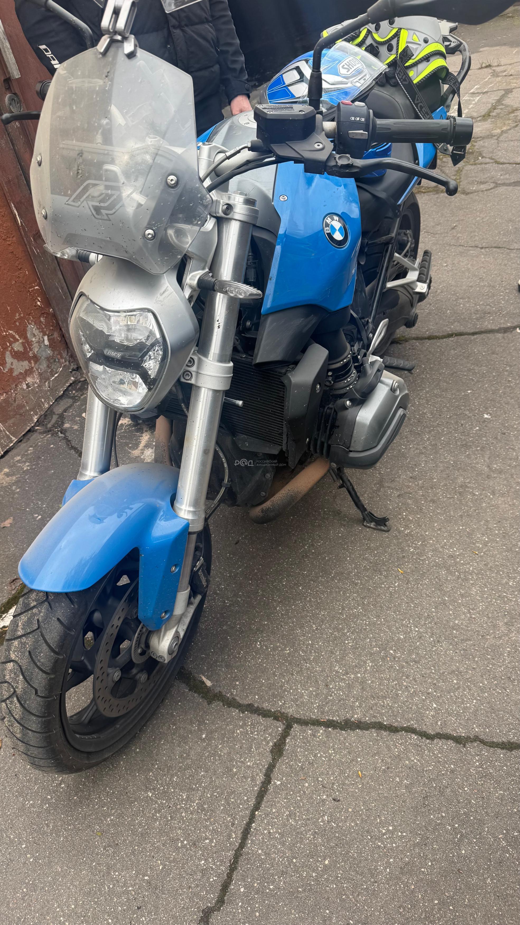 Мотоцикл BMW, марка/модель BMW R1200R, год изготовления: 2015, мощность двигателя: 92 кВт/125,12 л. с., идентификационный номер (VIN): WB10A0401FZ275059, модель/номер двигателя: 122EN19154133, цвет: синий, Москва, Старокирочный пер., д. 5с1