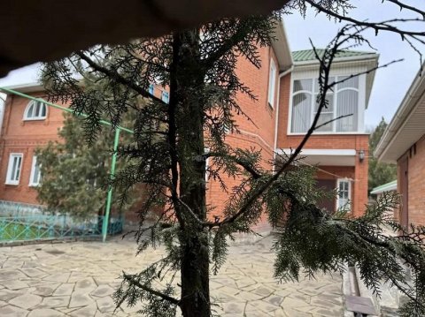 Лот №1, 1/2 доли в праве собственности на жилой дом - 167,2 кв. м, 1/2 доли в праве собственности на земельный участок - 694+/-5 кв. м, адрес: Ростовская обл., г. Новочеркасск, Железнодорожная ул., д. 93в