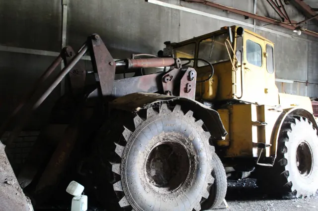 Лот №25, Трактор колесный К-701 (заводской № (рама) 9200305, год выпуска 1992, двигатель № 16628, цвет желтый)