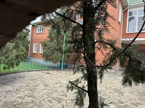 Лот №1, 1/2 доли в праве собственности на жилой дом - 167,2 кв. м, 1/2 доли в праве собственности на земельный участок - 694+/-5 кв. м, адрес: Ростовская обл., г. Новочеркасск, Железнодорожная ул., д. 93в