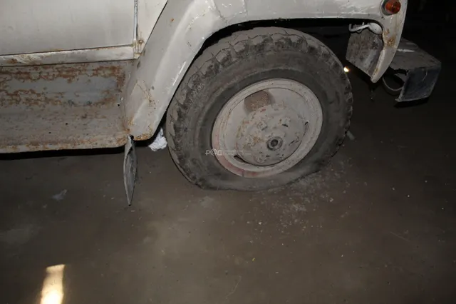 Лот №9, Автомобиль ГАЗ-3307 (идентификационный номер (VIN) XTH33070010814059, год выпуска 2001, кузов №33070010018850, цвет ЖЕЛТО-БЕЛЫЙ)