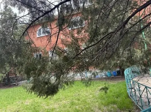 Лот №1, 1/2 доли в праве собственности на жилой дом - 167,2 кв. м, 1/2 доли в праве собственности на земельный участок - 694+/-5 кв. м, адрес: Ростовская обл., г. Новочеркасск, Железнодорожная ул., д. 93в