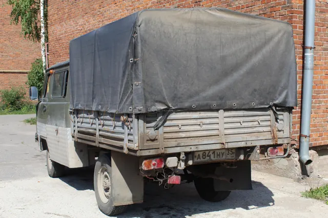 Лот №4, Автомобиль УАЗ-39094 (идентификационный номер (VIN) XTT39094060462408, год выпуска 2006, кузов №39094060104605, цвет ЗАЩИТНЫЙ)
