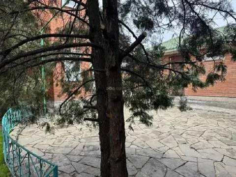 Лот №1, 1/2 доли в праве собственности на жилой дом - 167,2 кв. м, 1/2 доли в праве собственности на земельный участок - 694+/-5 кв. м, адрес: Ростовская обл., г. Новочеркасск, Железнодорожная ул., д. 93в