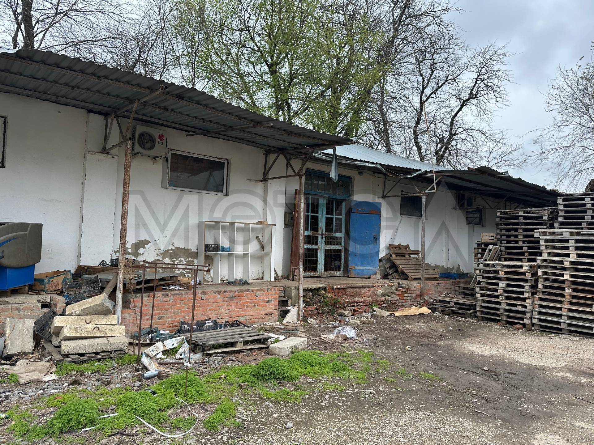 1/2 доля здания и 1/2 доля земельного участка в Краснодарском крае