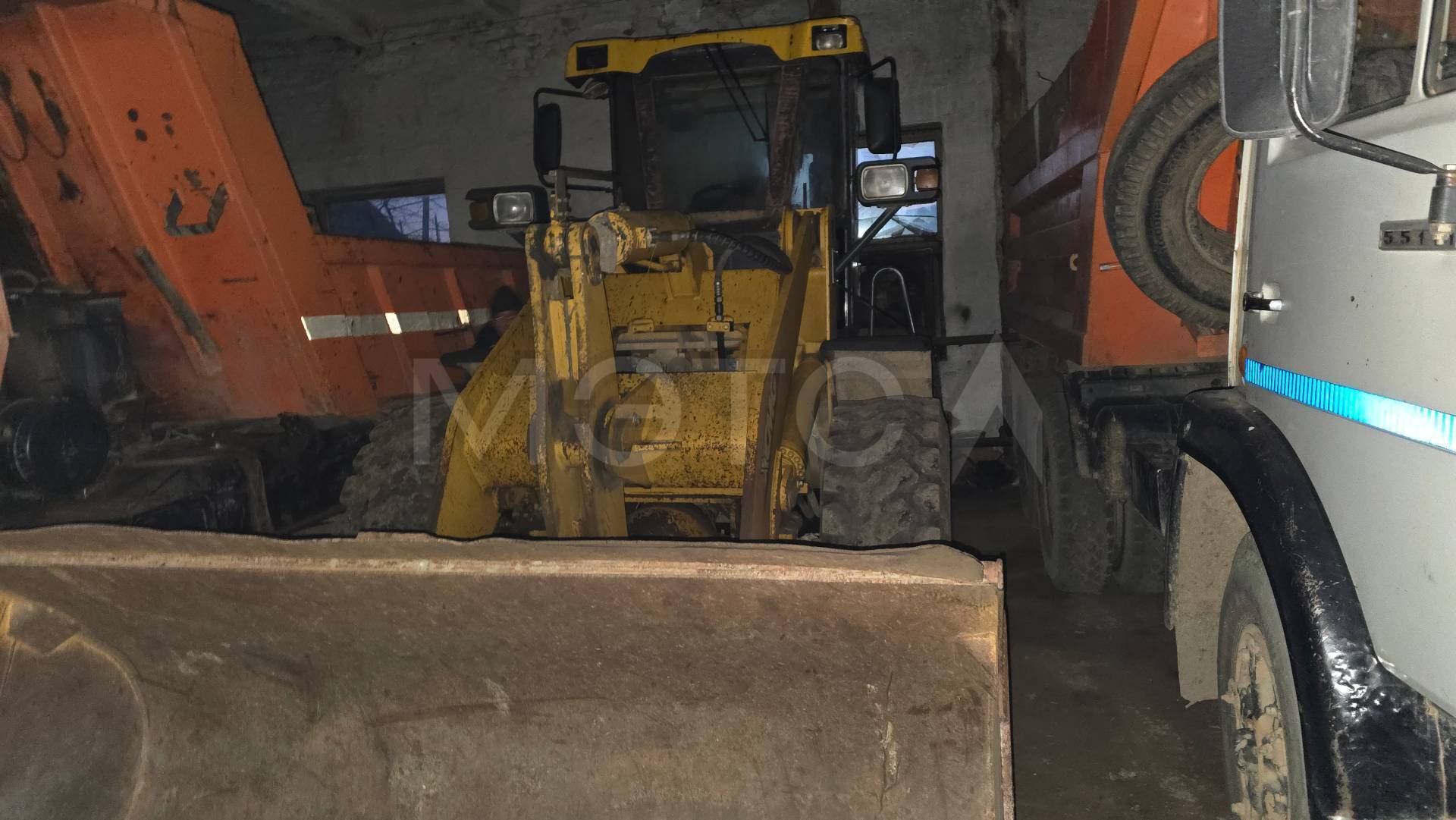 XCMG погрузчик LW300F, 2013 года; Прицеп-вагон ржавый; ТРАКТОР ГУСЕНИЧНЫЙ ДТ-75, 1995 года; ГАЗ 31105, 2005 года