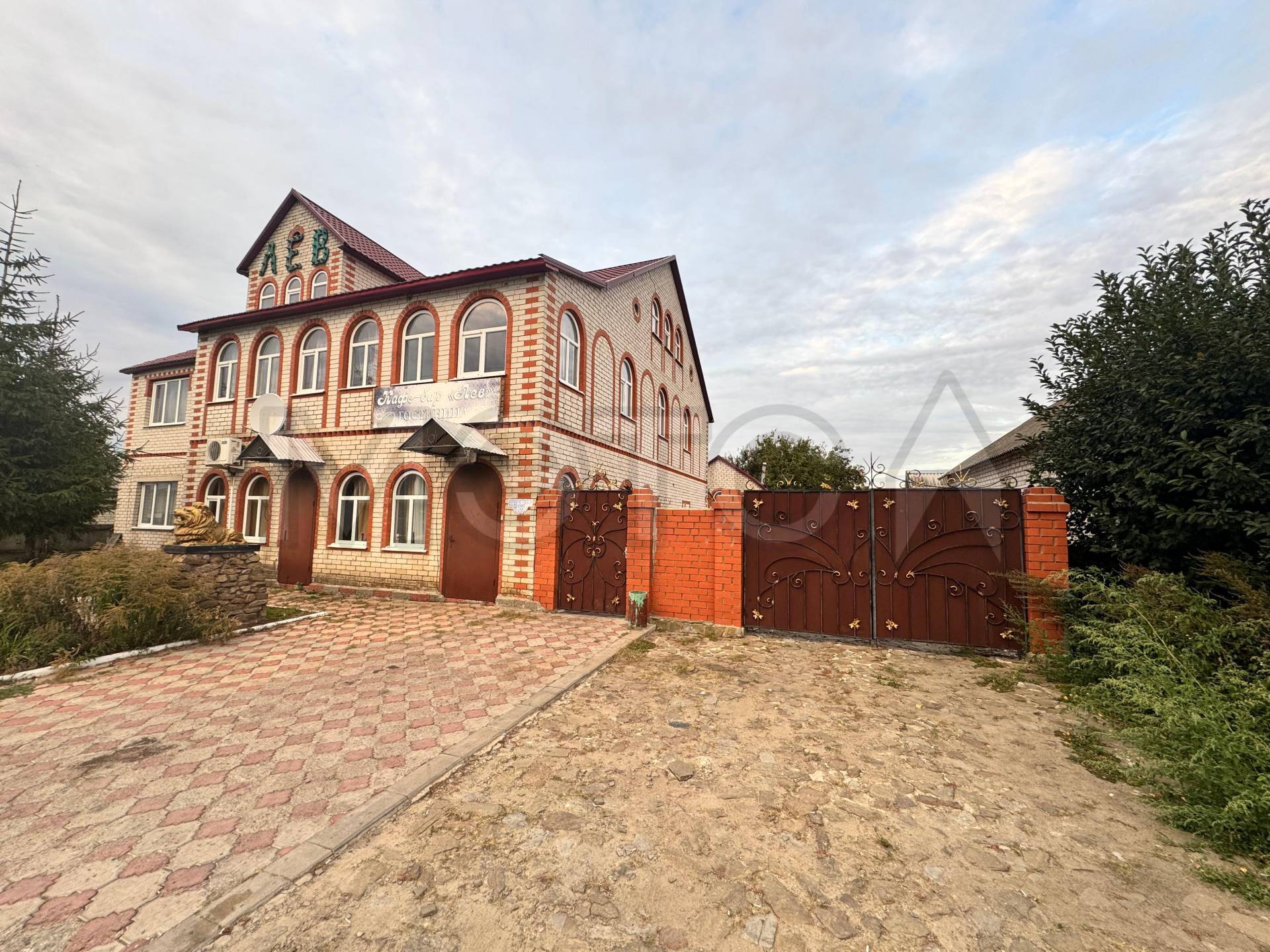 Дом 371,6 кв.м, земельный участок 1560 кв.м и хоз. постройки в Белогородской обл.