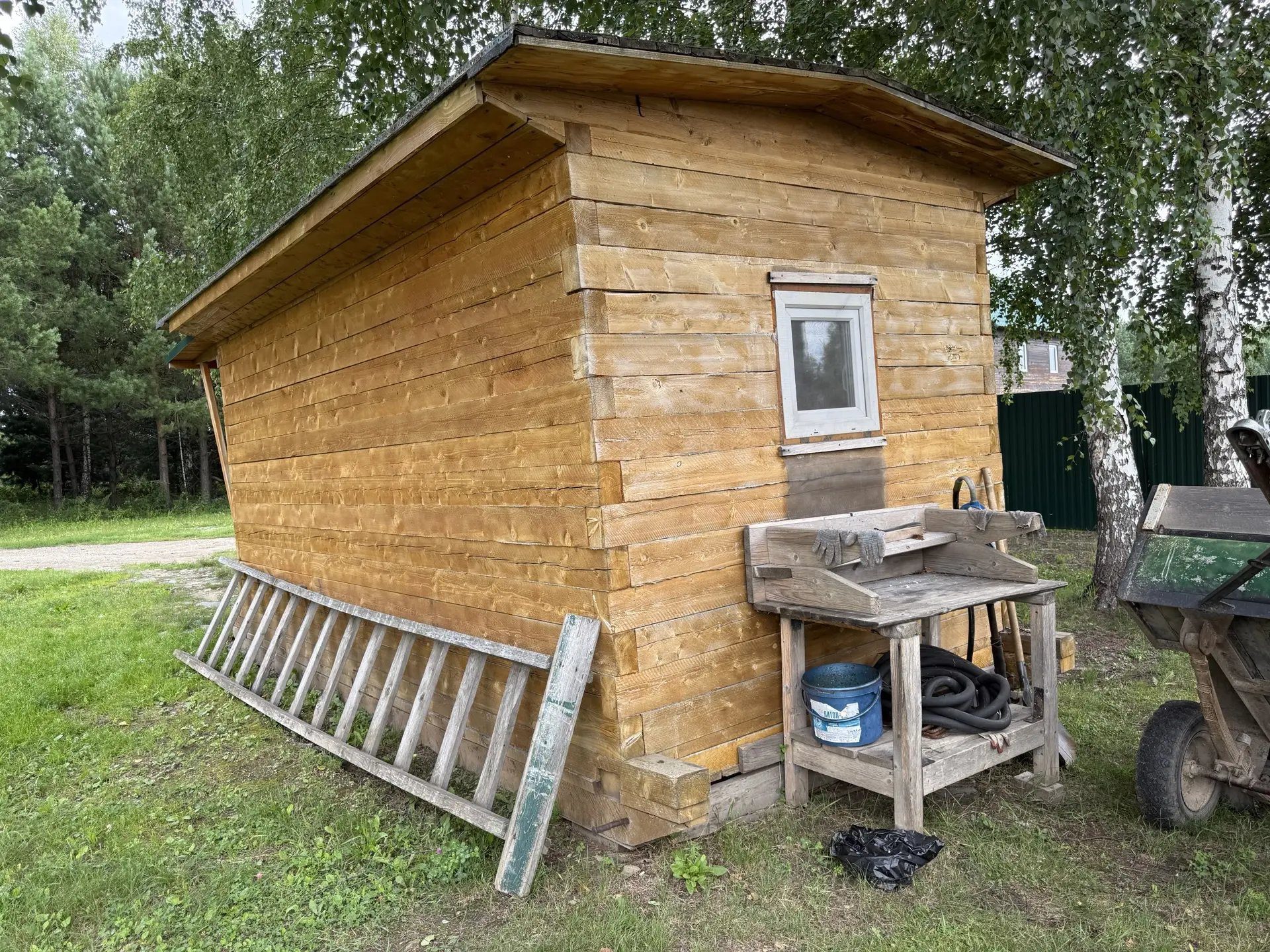Бытовка из бруса 2,5*5, крыша - из металлического профиля