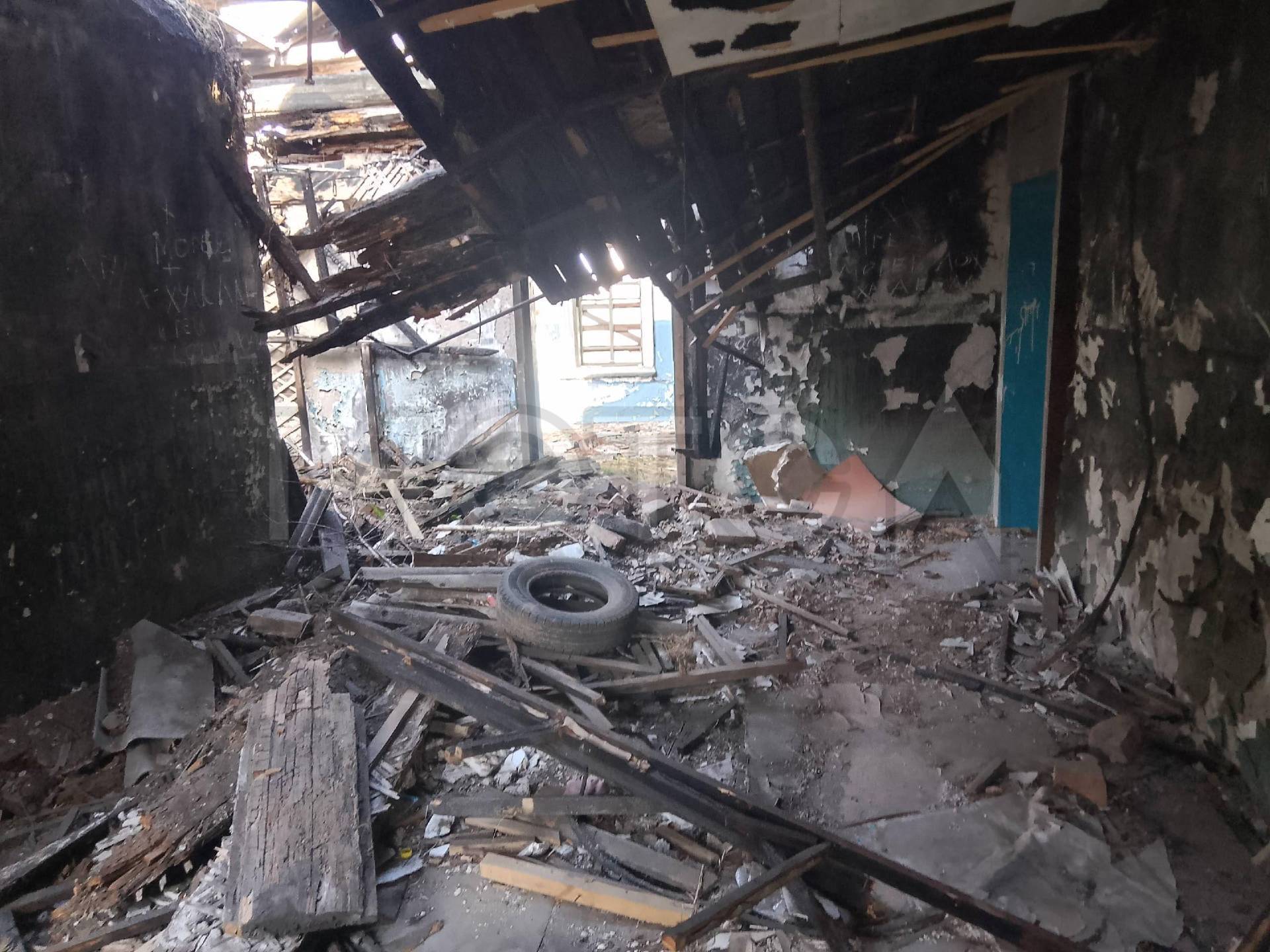 1/2 доля здания и 1/2 доля земельного участка в Красноярском крае