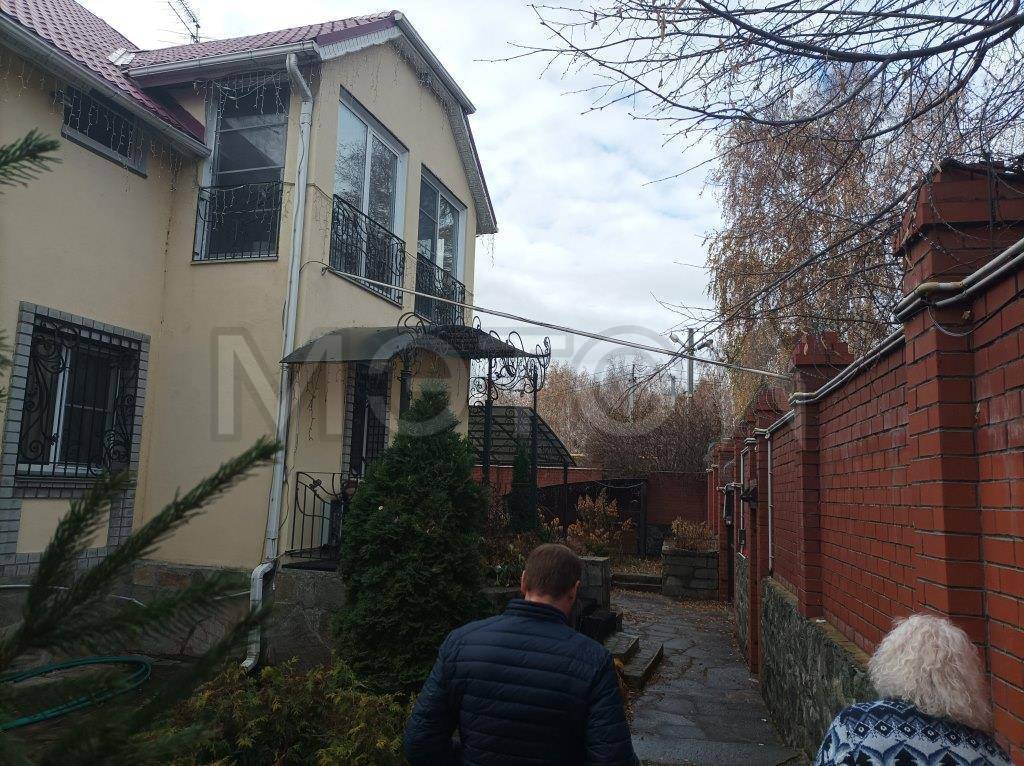 Дом 449,9 кв.м и земельный участок 987 кв.м в Челябинске