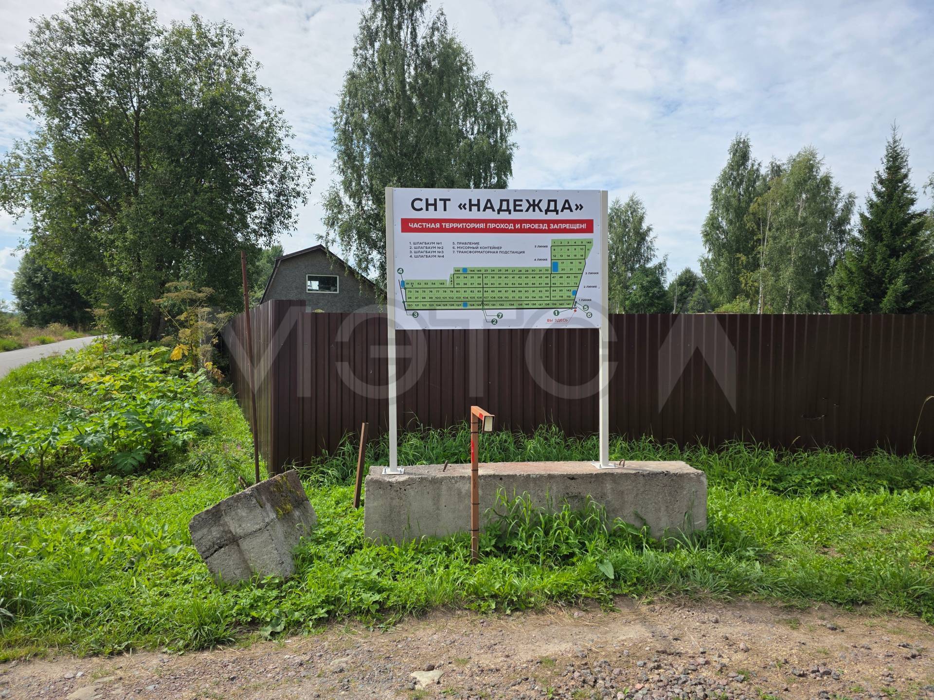 Земельный участок в Ленинградской обл., 1050 кв.м.