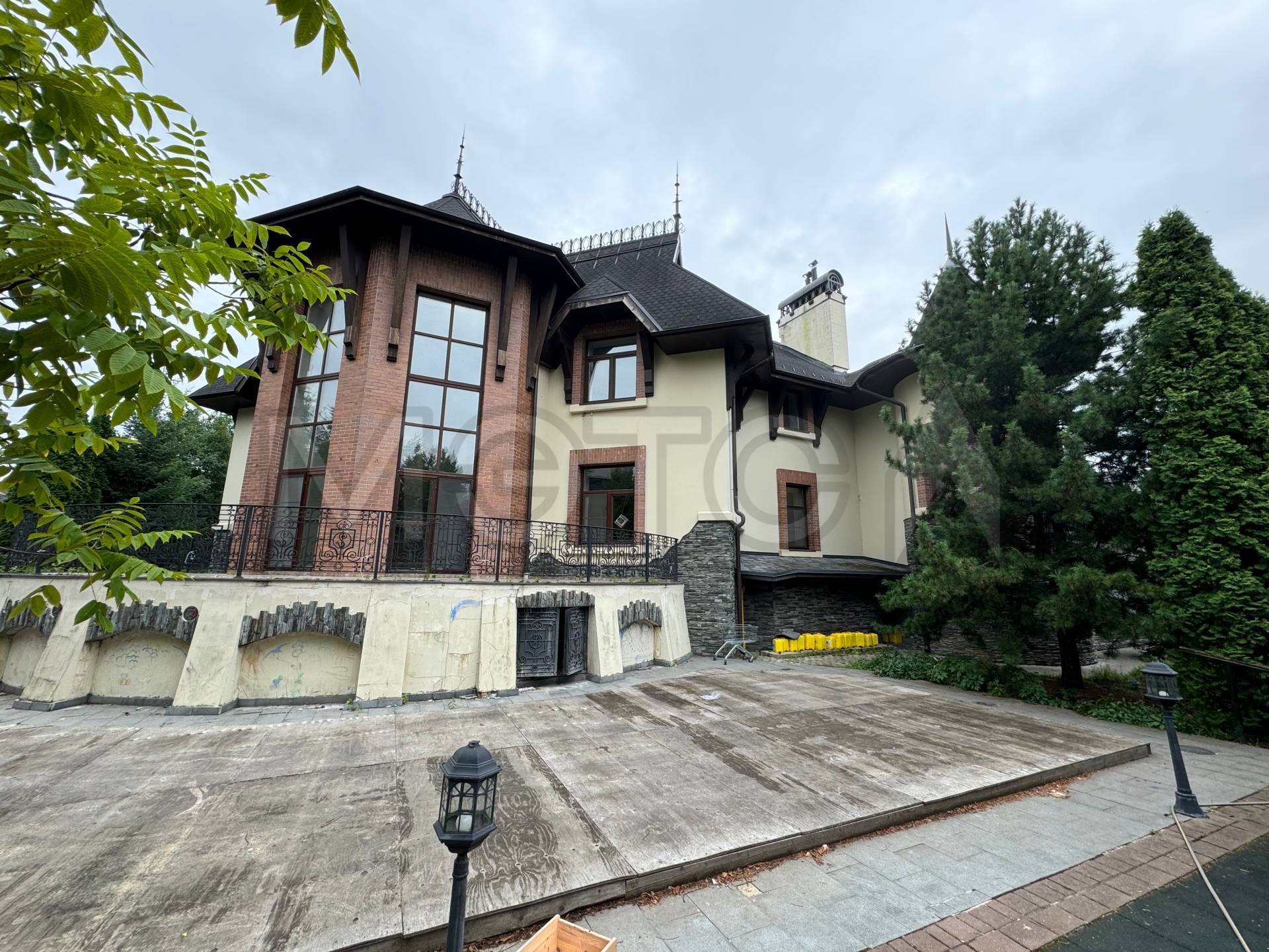 Дом 836,7 кв.м, дом 18,6 кв.м. и земельный участок 1500 кв.м. в Московской обл.