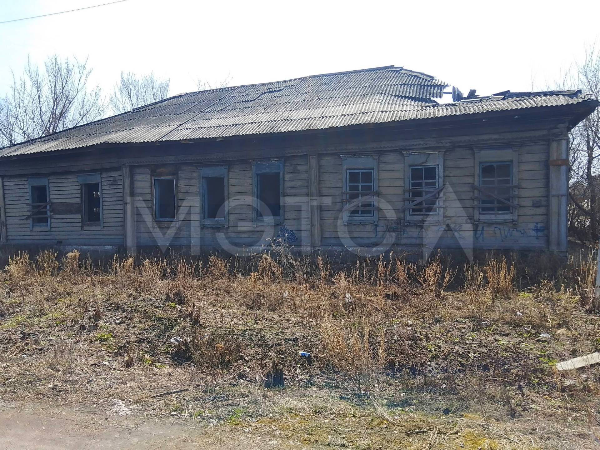 1/2 доля здания и 1/2 доля земельного участка в Красноярском крае