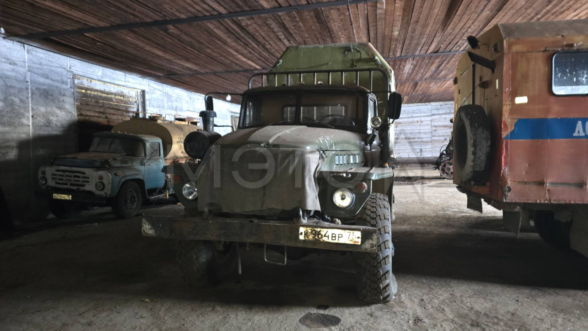 Жилой вагончик; Автомашина Урал 42112, 1995 года; Автомашина ЗИЛ-130, 1988 года