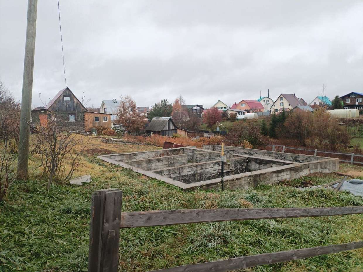 1/5 доля объекта незавершенного строительства и 1/5 доля земельного участка в Коми