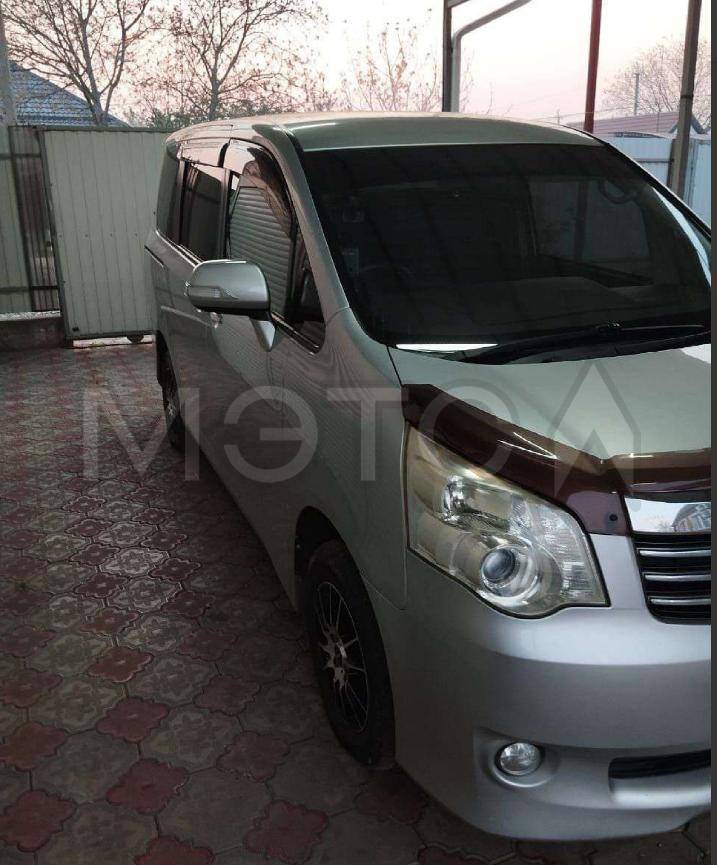 Toyota Noah, 2010 года, 140 лс, 201767 км, АКПП