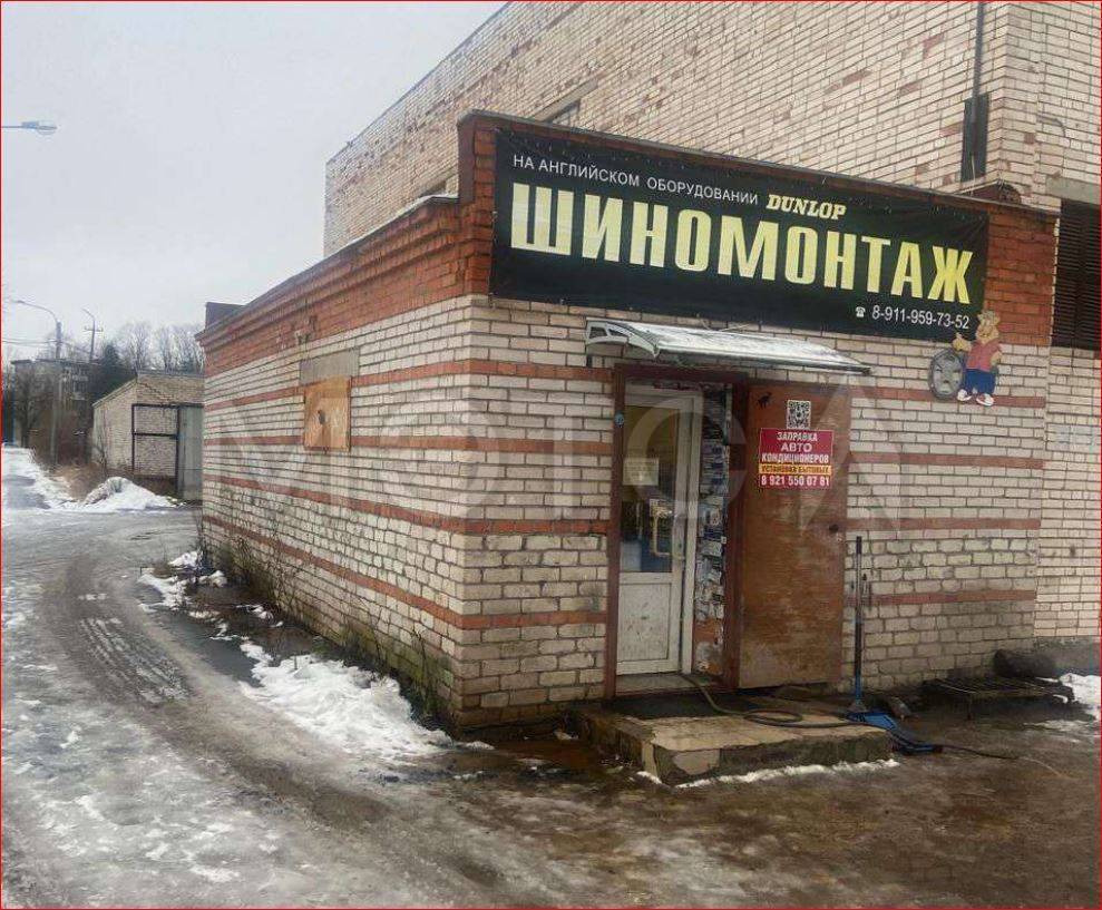 1/2 доля помещения и 1/2 доля земельного участка в Ленинградской обл.