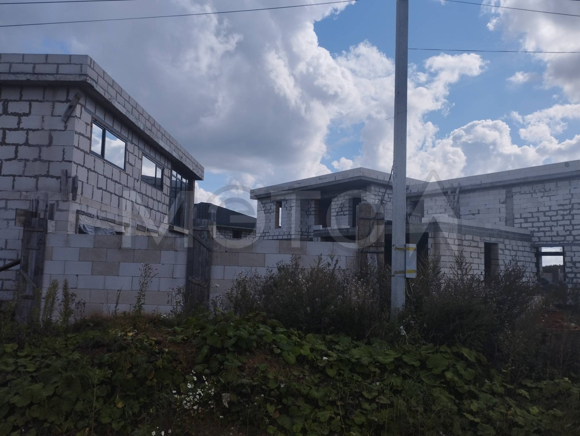 Объект незавершенного строительства 515, кв.м, здание 296.4 кв.м и земельный участок 1626 кв.м в Московской обл.