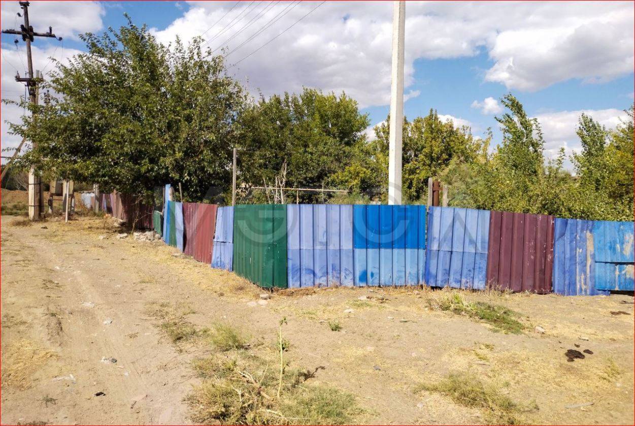 1/3 доля квартиры и 1/3 доля земельного участка в Астраханской обл.
