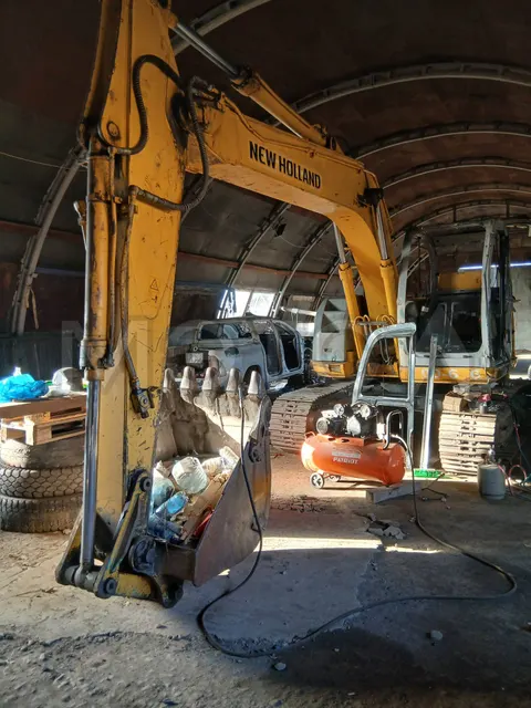 Гусеничный экскаватор KOBELCO E135SR-1ES, 2008 года