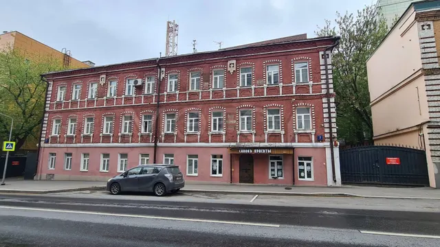 Помещение в Москве 638,6 кв.м, право аренды земельного участка 451 кв.м