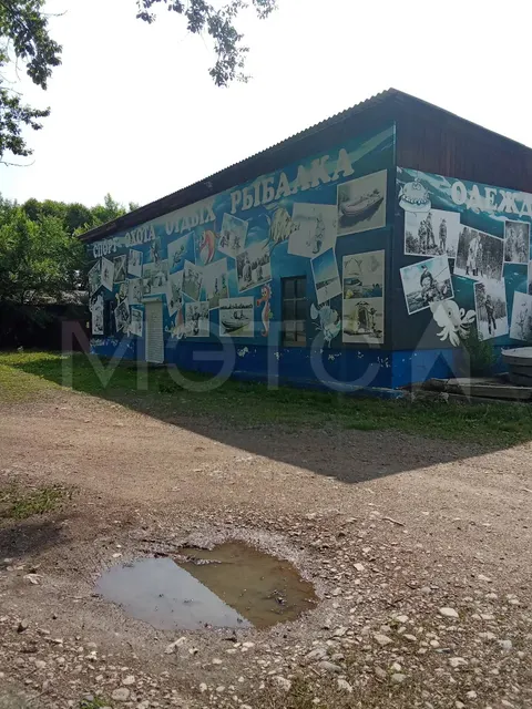 1/2 доля помещения и 1/2 доля земельного участка в Приморском крае