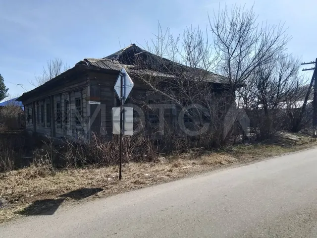 1/2 доля здания и 1/2 доля земельного участка в Красноярском крае