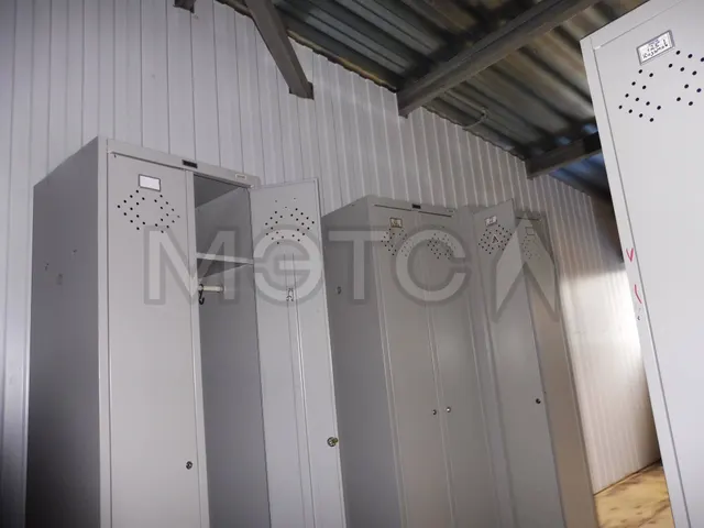 Шкафы металлические двустворчатые