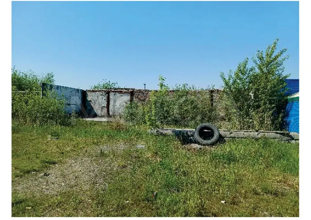 Помещение 102,8 кв.м. и право аренды 332/8427 долей земельного участка в Омске