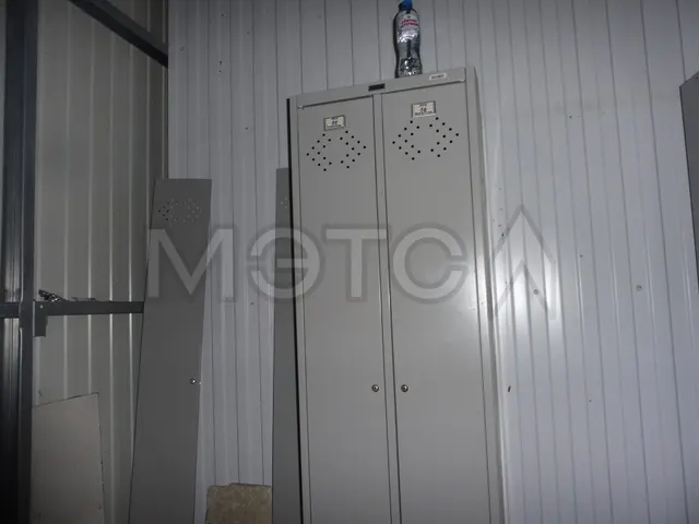 Шкафы металлические двустворчатые