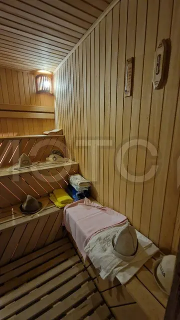 Дом 459,3 кв.м, здание 80,3 кв.м. и земельные участки в Московской обл.