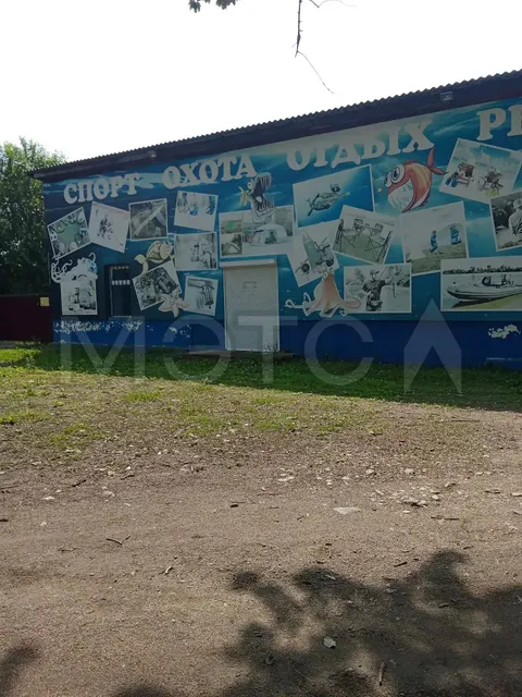 1/2 доля помещения и 1/2 доля земельного участка в Приморском крае