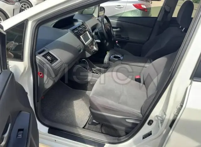 Toyota Prius Alpha, 2014 года, 99 лс, 258000 км, АКПП