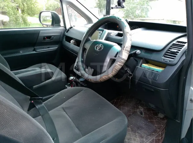 Toyota Voxy, 2010 года, 158 лс, АКПП