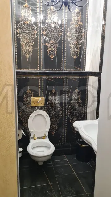 Помещение в Москве 638,6 кв.м, право аренды земельного участка 451 кв.м
