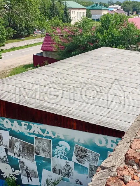 1/2 доля помещения и 1/2 доля земельного участка в Приморском крае