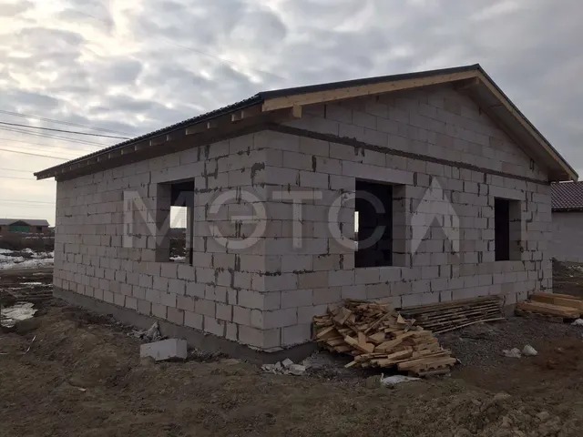 Объект незавершенного строительства и земельный участок 1200 кв.м в Ленинградской обл.