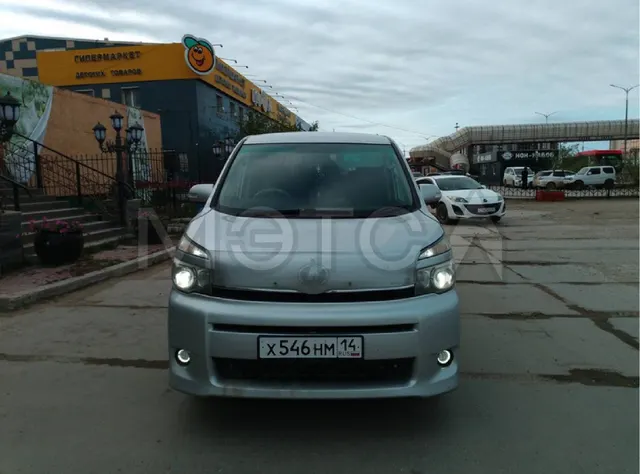 Toyota Voxy, 2010 года, 158 лс, АКПП