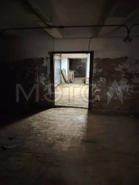 1/2 доля здания универмага и 1/2 доля земельного участка в Тюменской обл.
