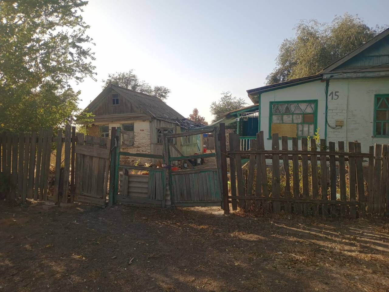 1) Земельный участок (доля в праве 1/4), расположенный по адресу: Ростовская обл., р-н Дубовский, х. Сиротский, ул. Северная, 15; площадь: 1566 +/- 117 кв.м., кадастровый номер: 61:09:0090101:355, вид разрешенного использования: для ведения личного подсобного хозяйства. 2) Жилой дом (доля в праве 1/4), расположенный по адресу: Ростовская область, р-н. Дубовский, х. Сиротский, ул. Северная, д. 15; площадь: 49.4 кв.м., количество этажей: 1, материал наружных стен: кирпичные, кадастровый номер: 61:09:0090101:1792.