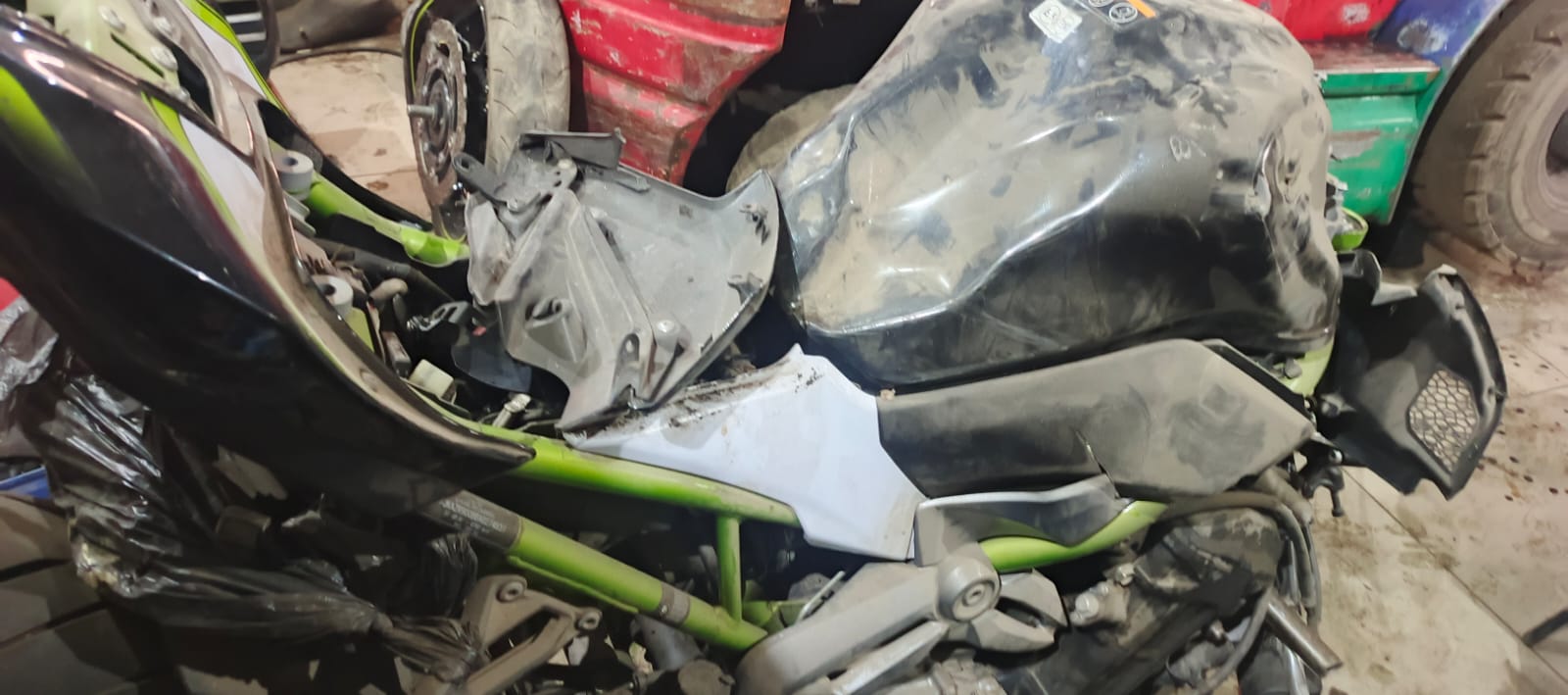 Транспортное средство, КАВАСАКИ ZR900B, 2019 года выпуска, VIN JKAZR900BBA027483, цвет зеленый, объем двигателя 948 куб. см., мощность 125 л. с. (92 кВт).