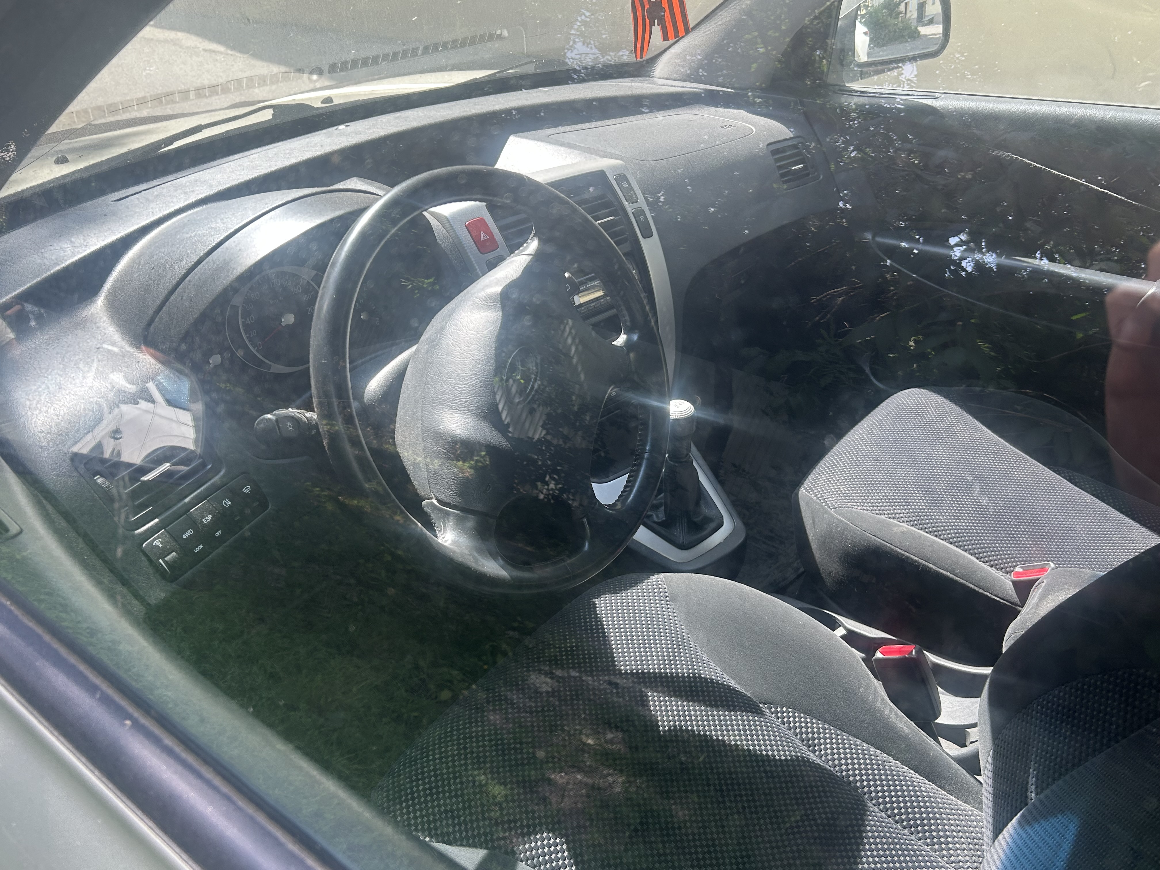 Транспортное средство HYUNDAI TUCSON 2.0 GLS MT, 2008 года выпуска, VIN KMHJN81BP8U909268, цвет: серебристый, ПТС 78 ТУ 946535.