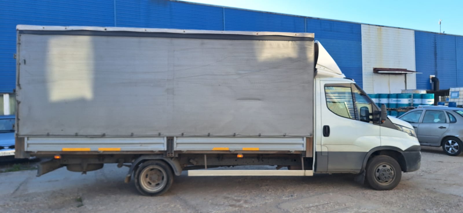 «Автомобиль бортовой с тентом и воротами IVECO 28184-0000010-21, Грузовой бортовой, VIN Z8J2818B4L0000009, 2020 г.в.»
