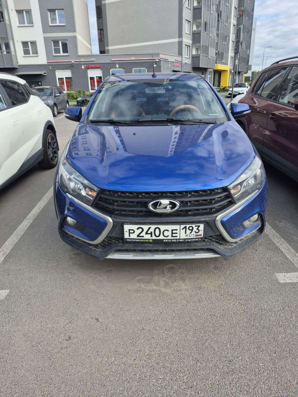 Транспортное средство LADA VESTA, 2021 г.в., идентификационный номер (VIN): XTAGFL440NY592276, Цвет кузова: ЯРКО-СИНИЙ, Номер кузова (кабины): XTAGFL440NY592276, Мощность (кВт/л.с.): 83/112.8, (Автомобиль в рабочем состоянии, спускает шина переднего левого колеса, пробег 35тыс км. Не работает из электроники автозапуск.С правой стороны кузова царапины, потертости)