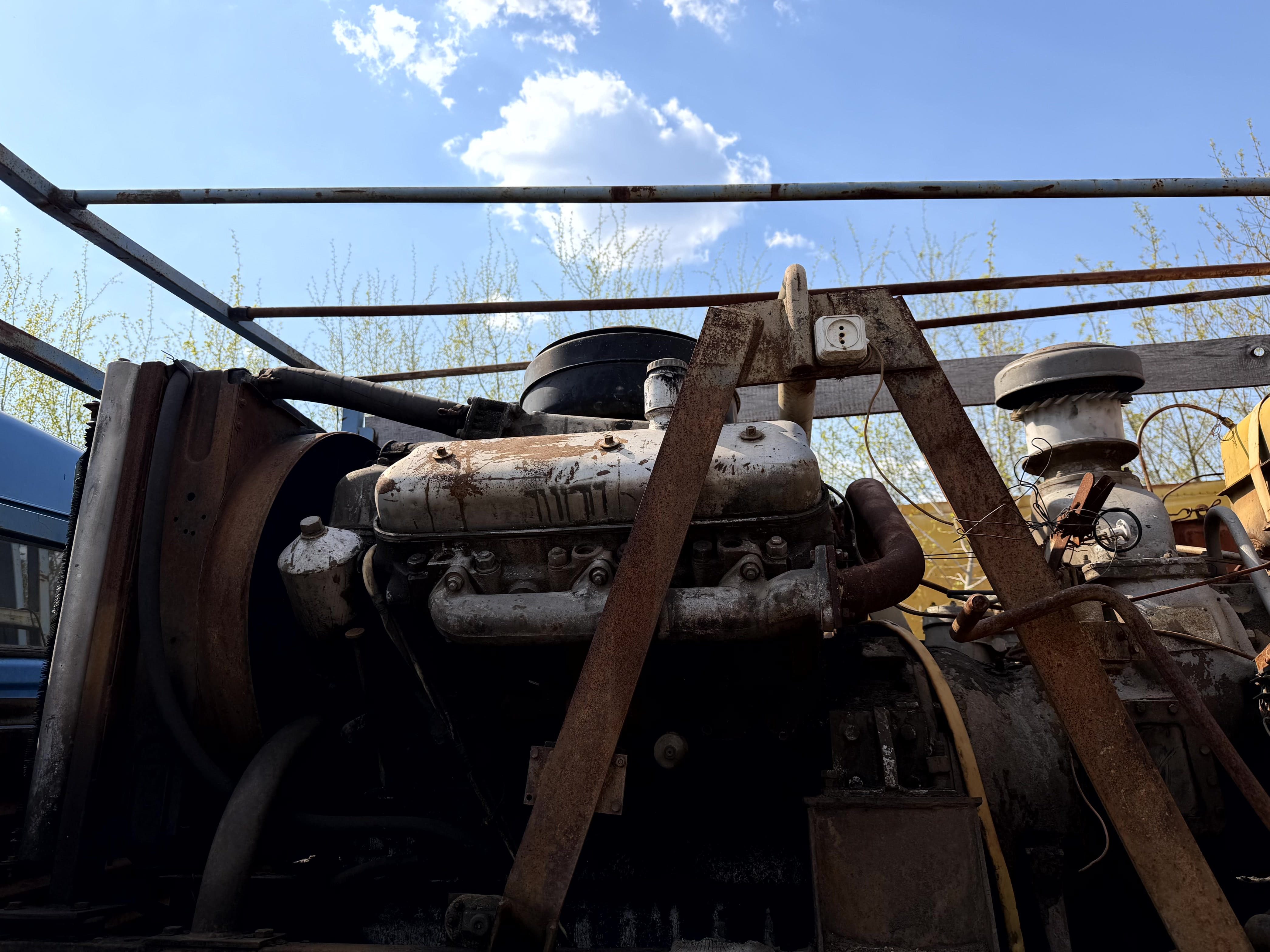 Двигатель ЯМЗ 8 цил., (1 шт.).