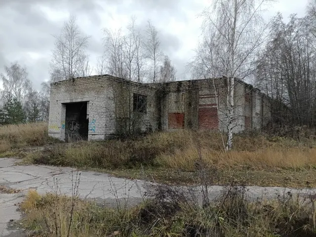Нежилое здание 1405,6 м2 и земельный участок 72 сотки промышленного назначения по адресу: Владимирская область, Петушинский район, дер. Пекша. Кадастровый номер здания: 33:13:080219:1038. Кадастровый номер участка: 33:13:080219:2242. Разрешенное использование: производственная деятельность, склады и прочее. Коммуникации: электричество проходит вдоль участка (возможно льготное подключение 150 квт), вода, канализация и газ (по границе деревни). Прямой асфальтированный заезд/съезд с трассы М-7. До Москвы – 1,5 часа (расстояние до МКАД - 130 км). Расстояние до г. Владимир - 50 км. Рядом с участком расположены действующие пром. производства, рынок, кафе и автобусная остановка. Имущество реализуется единым лотом. Ограничения и обременения отсутствуют.