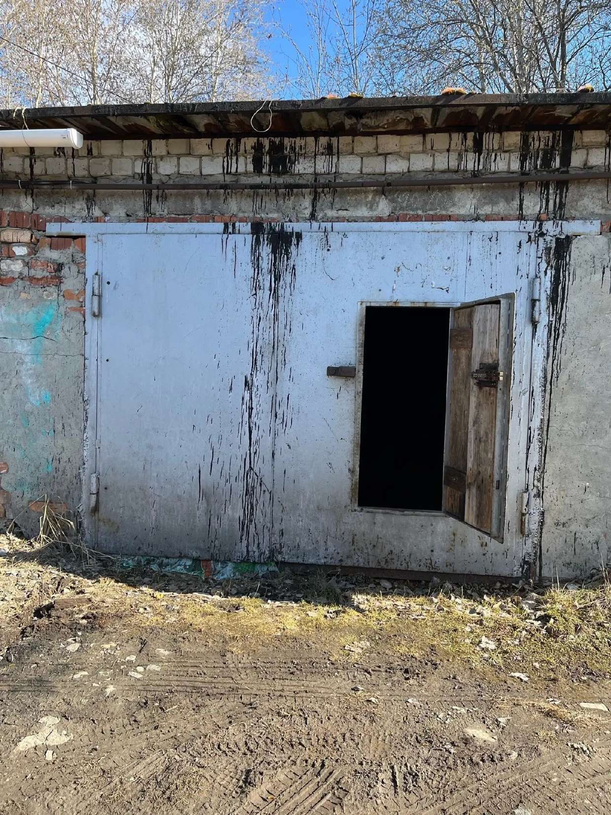 Нежилое помещение (гаражный бокс), находится в составе одноэтажного кирпичного комплекса, площадь: 37,00 м2, кадастровый номер: 66:44:0102006:4180, расположен по адресу: Свердловская обл., г. Ирбит, ул. Подгорная, д. 12, ГСК Карьерный, гараж №149А. И земельный участок под гаражным боксом, кадастровый номер:66:44:0102006:4166
