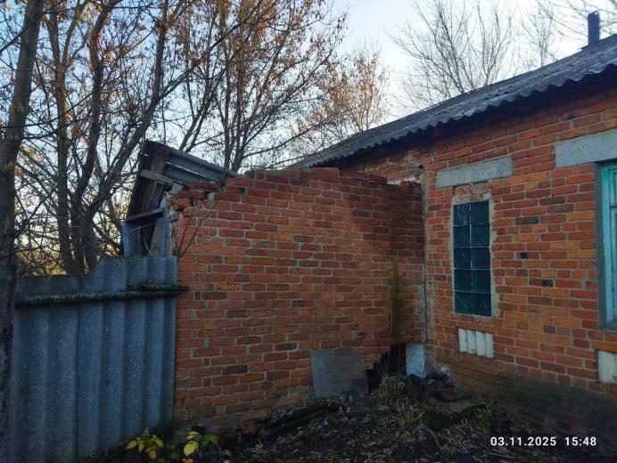 1/3 доля в праве на жилой дом и расположенный под ним земельный участок.